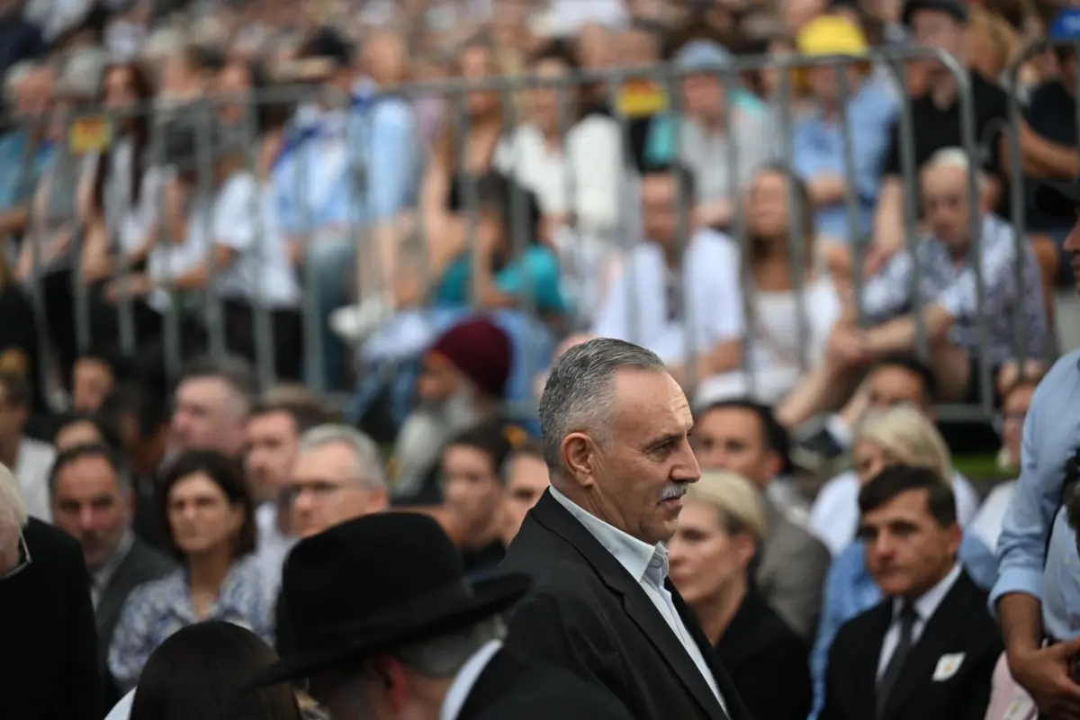 Mohamed Fateh Al-Ahmed, pai do "herói" que desarmou um dos atacantes, esteve presente na homenagem