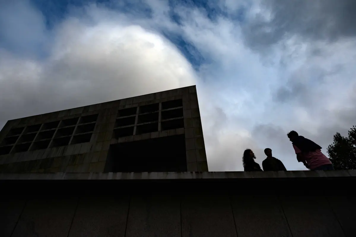 Imagem de contexto do artigo Maioria dos jovens admite sair do país e culpa a economia