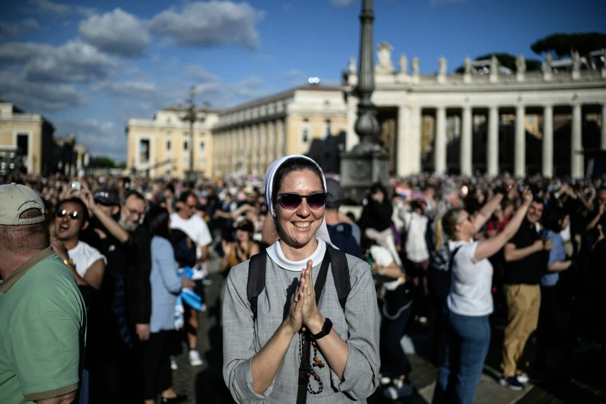 Imagem de contexto do artigo Êxtase e emoção: fumo branco deixa milhares de fiéis em euforia no Vaticano