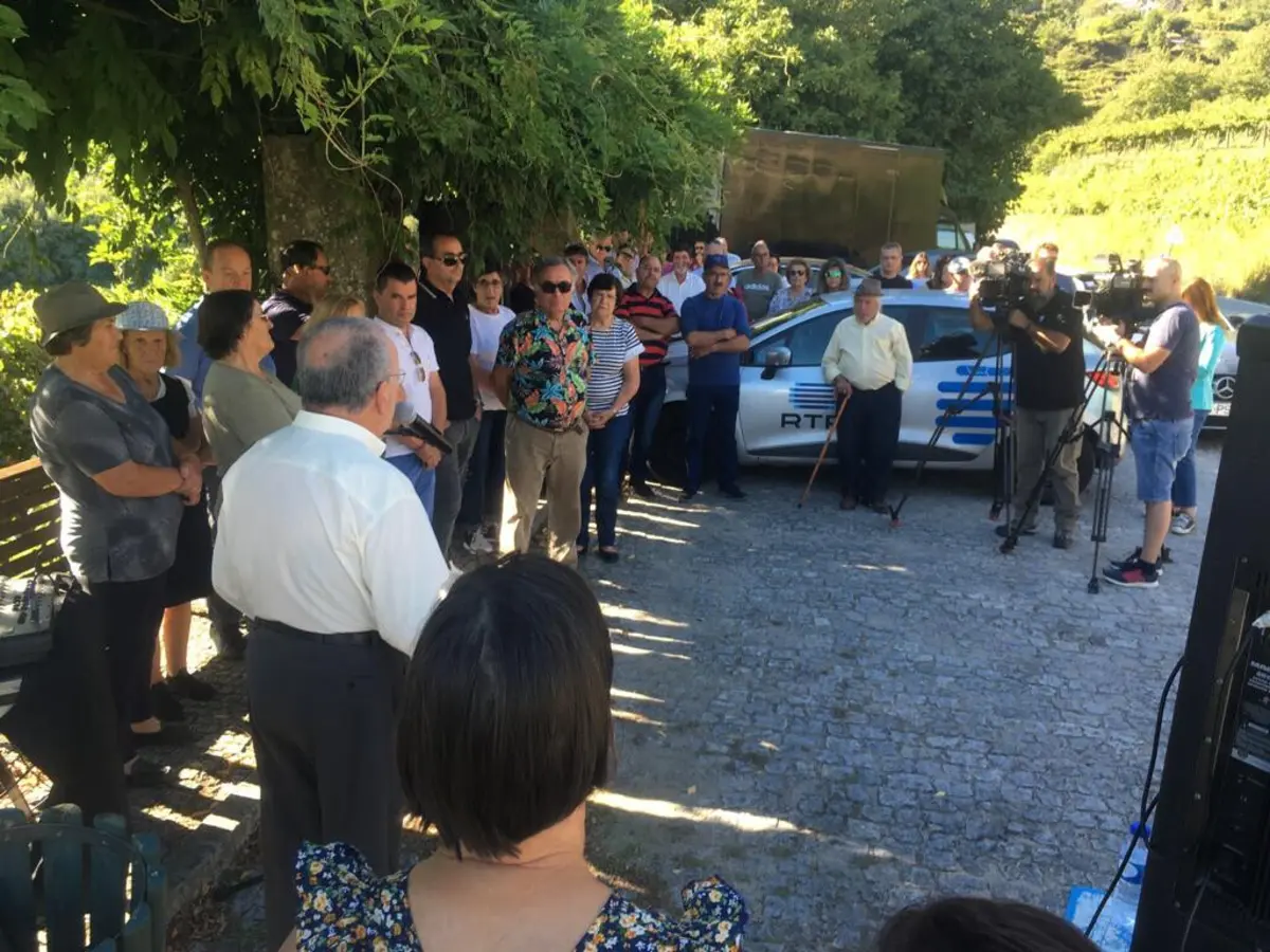 Manifestação: habitantes da freguesia de Santa Cruz do Douro, em Baião, não querem perder Eça de Queiroz para Lisboa.