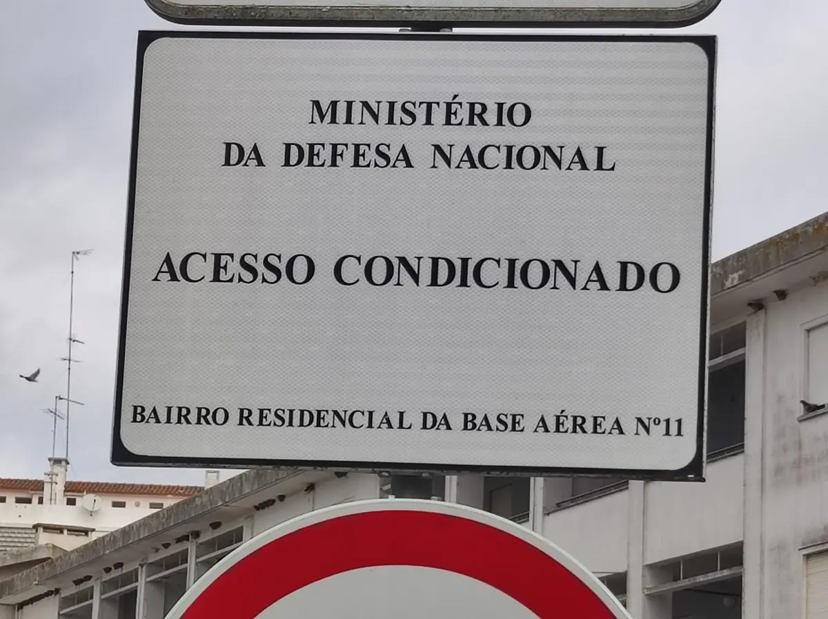 Jovem condenado a pagar 300 euros por ter entrado em edifício abandonado da Força Aérea