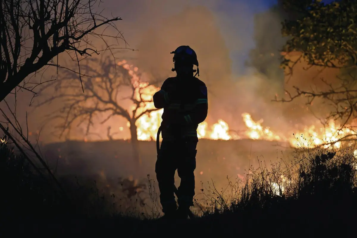 Várias corporações de bombeiros participaram no combate às chamas