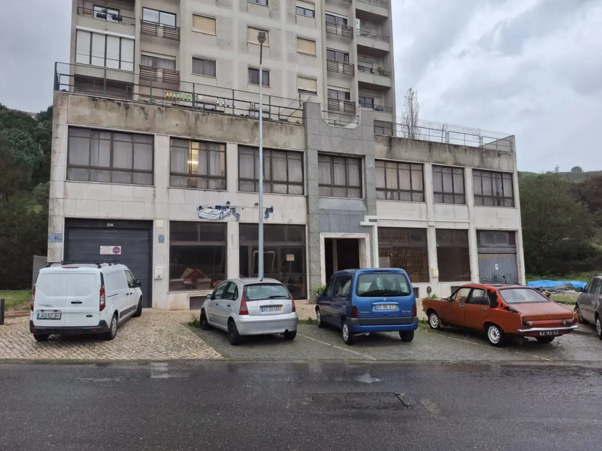 Famílias viviam na galeria comercial do prédio