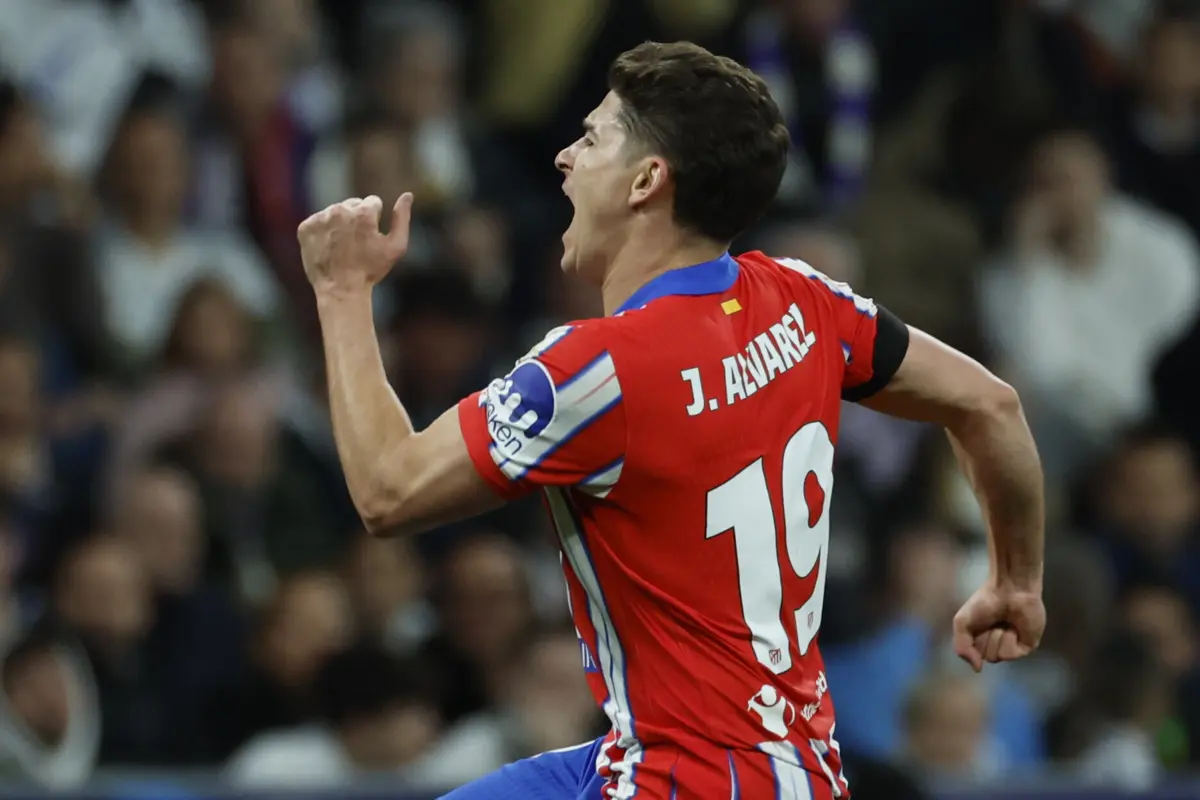 Julián Álvarez deu dois toques na bola quando bateu o penálti