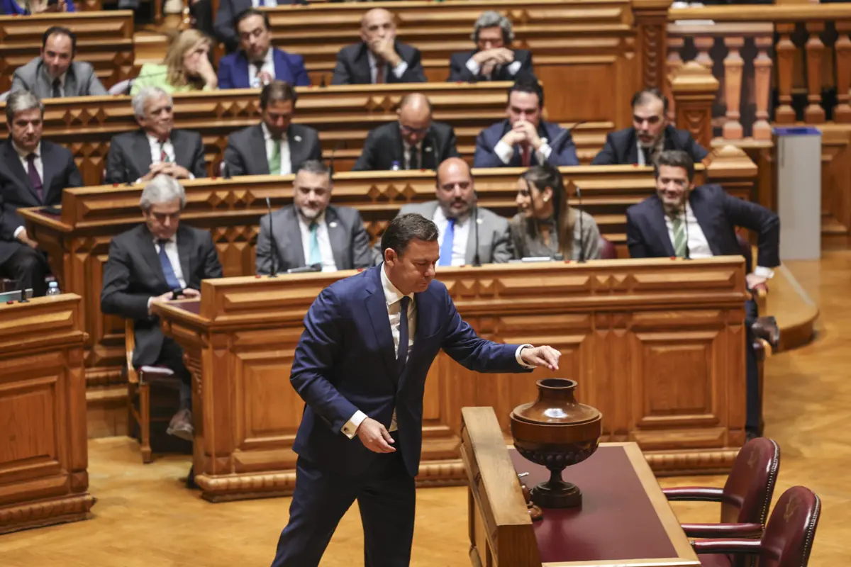 Ao todo, 14 deputados recém-eleitos pelo PSD saíram para o Governo - seis ministros e oito secretários de Estado