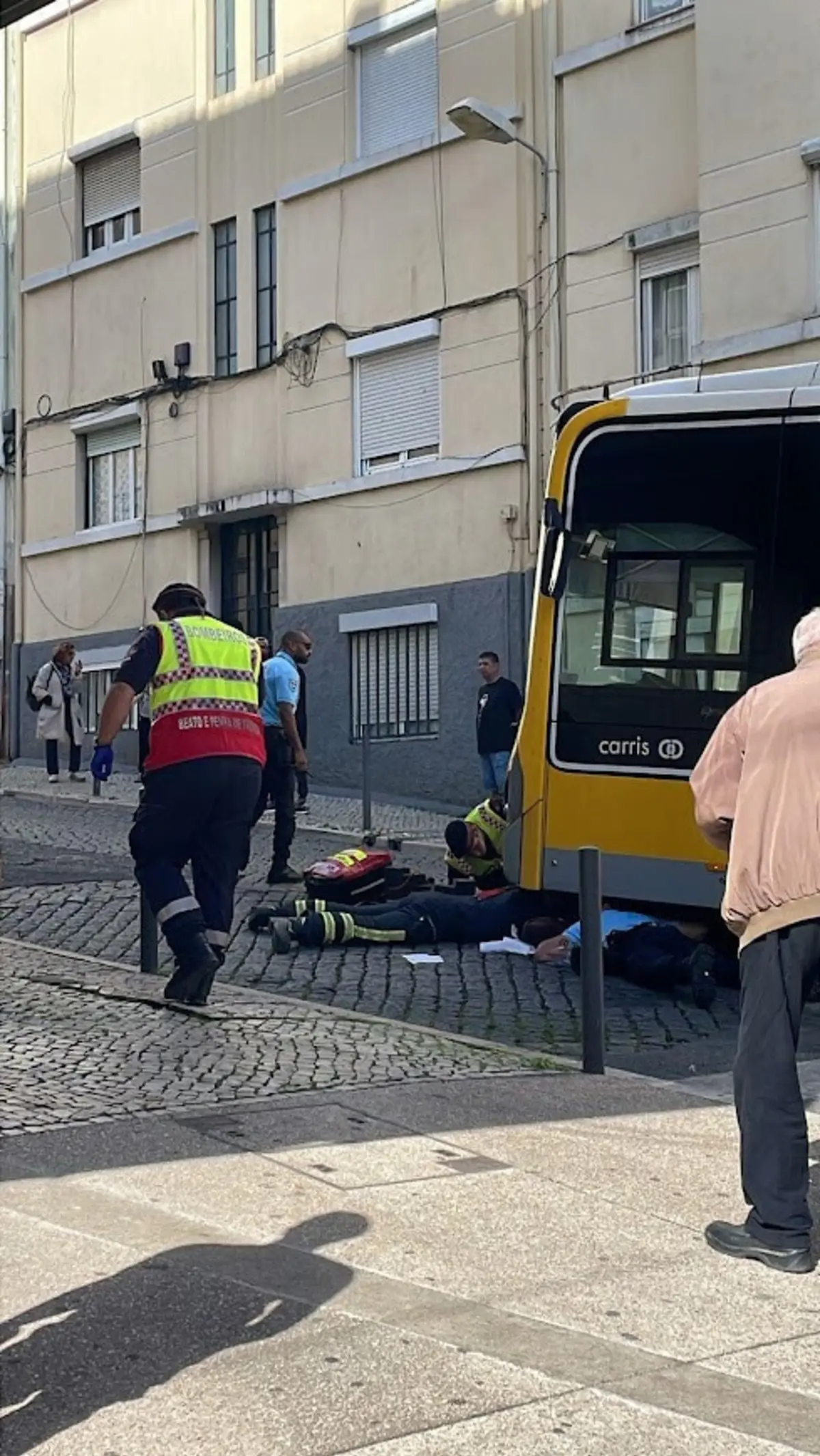 O autocarro teve de ser levantado