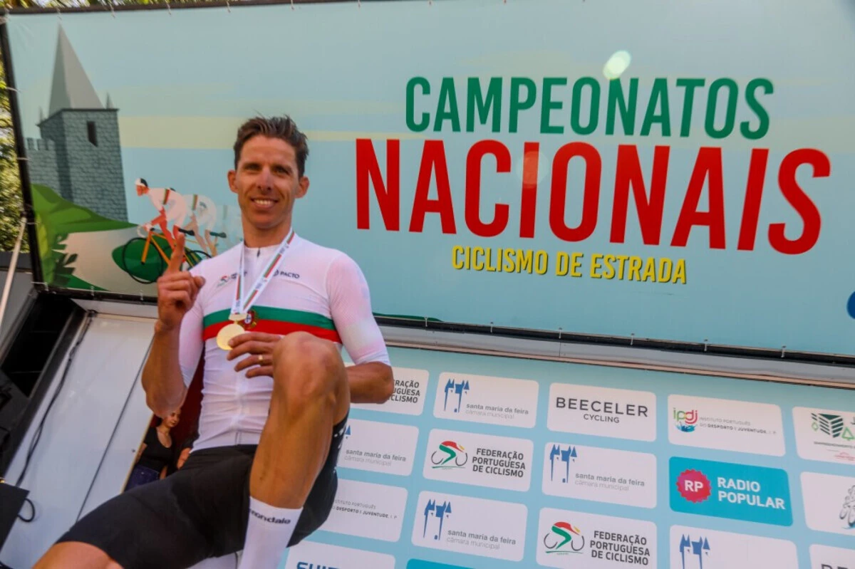 Rui Costa com a camisola de campeão nacional