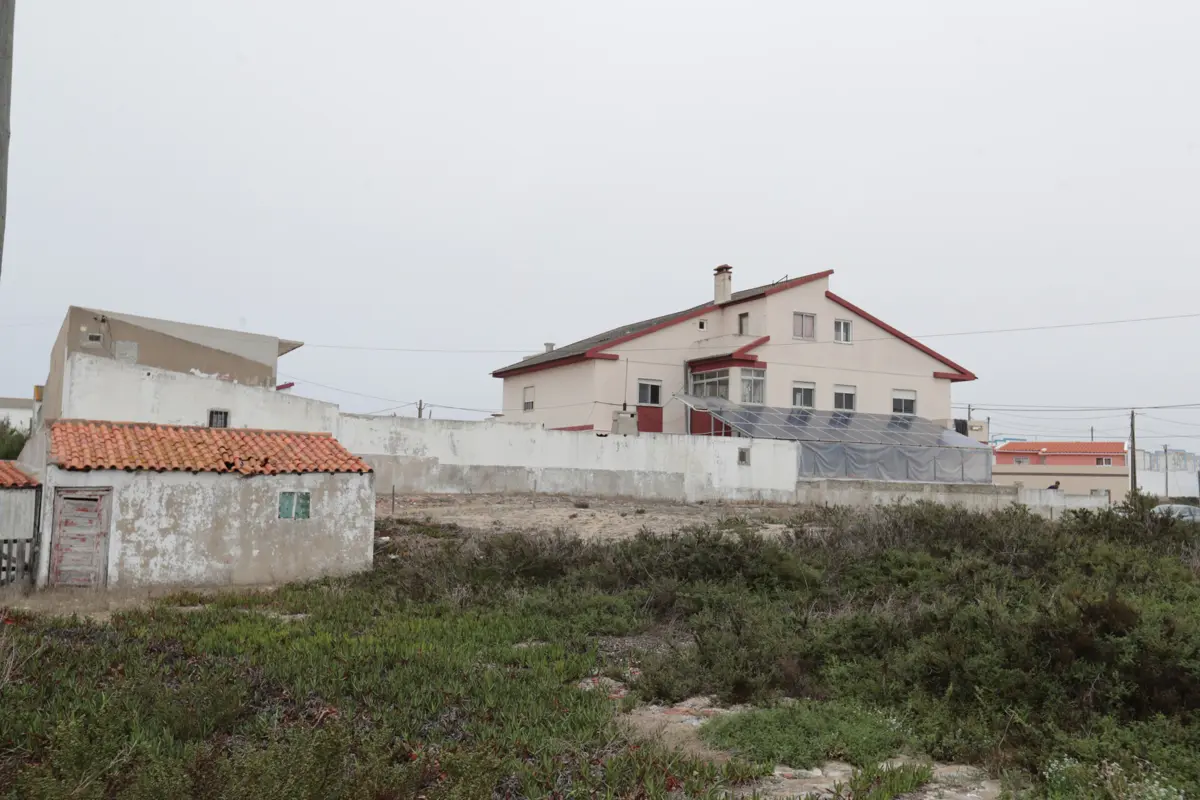 Pai e filhas moravam em anexo. Corpo da vítima terá sido levado em carro de mão para terreno atrás do anexo, onde foi enterrado