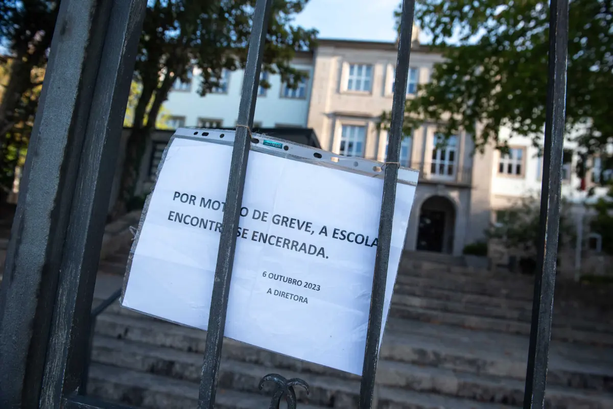 S.TO.P pede aumento de 120 euros para todos os profissionais das escolas