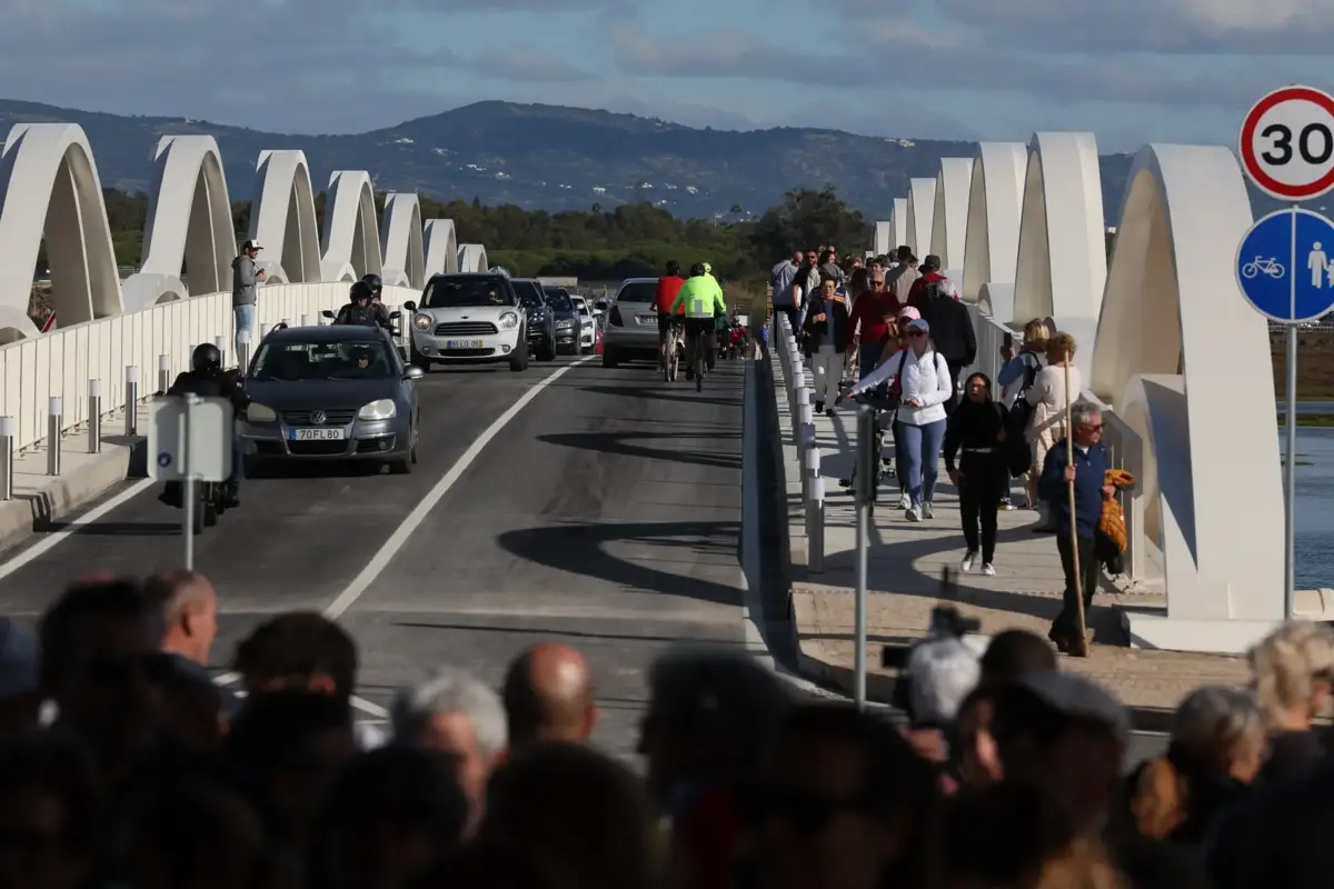 A ponte de acesso à Praia de Faro foi inaugurada no início deste ano, demorou quase 20 anos a ser concluída