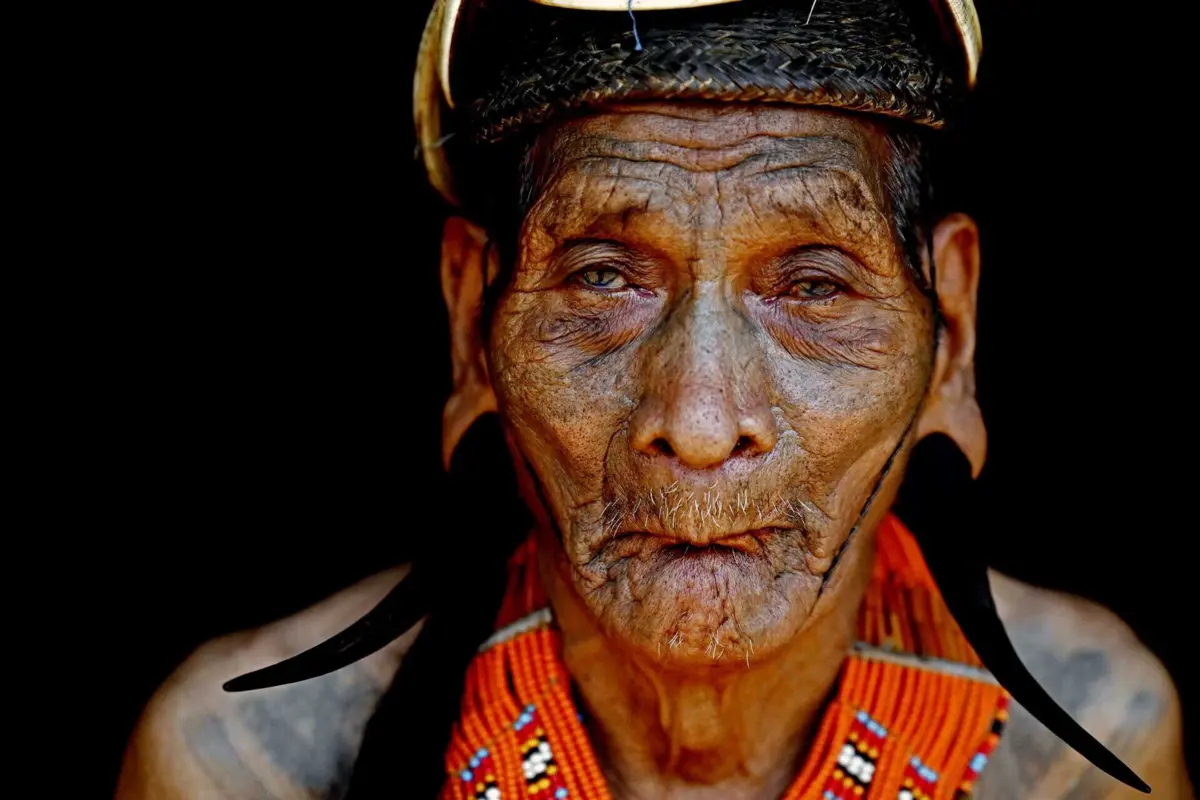 Membro da tribo Konyak numa reunião comunitária