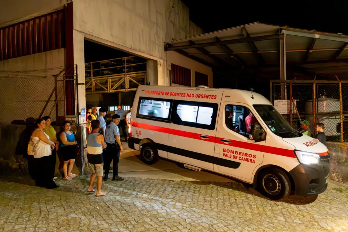 Muitos vizinhos e amigos foram ao local onde estava a GNR, PJ e bombeiros