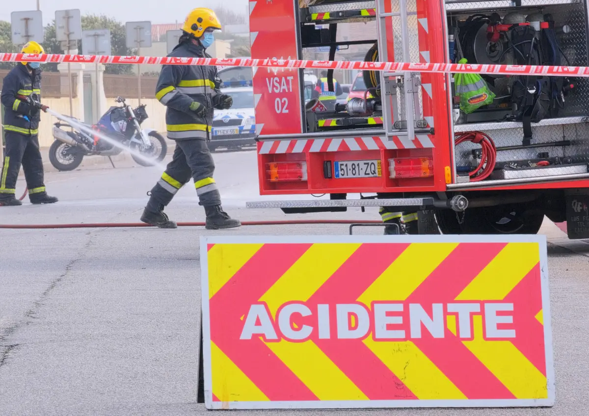 O despiste do camião ocorreu às 13.18 horas