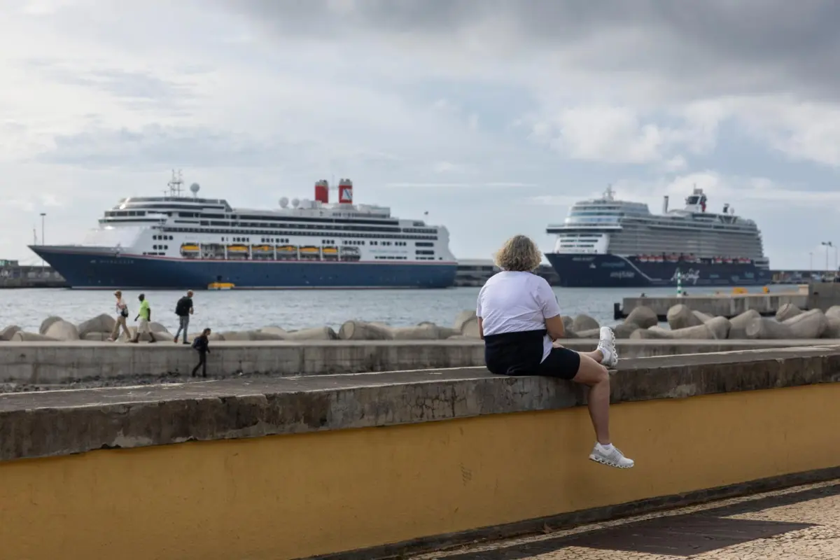 Transportadora informa que as viagens foram canceladas "devido às más condições meteorológicas previstas"