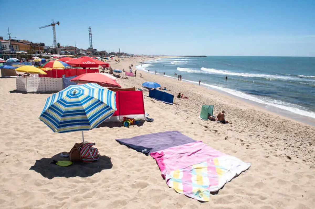 Título "Bandeira Azul" é atribuído anualmente a pontos que cumpram critérios de natureza ambiental, de segurança e conforto dos utentes, de informação e sensibilização