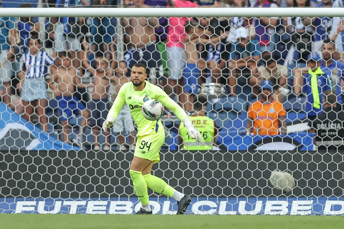 Guarda-redes brasileiro não somou qualquer minuto pela equipa principal dos dragões