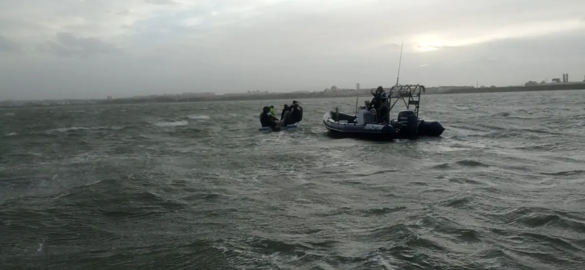 Autoridade Marítima Nacional auxiliou a embarcação com as 13 pessoas