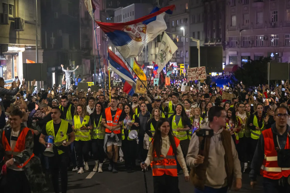 Os protestos contra o governo seguiram-se a um colapso na estação de comboios de Novi Sad que causou a morte de 15 pessoas