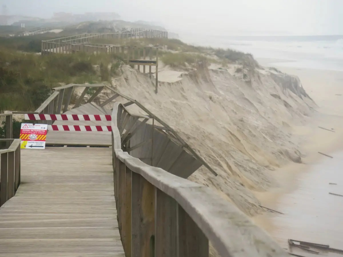 Mar avançou sobre as dunas e destruiu parte do passadiço