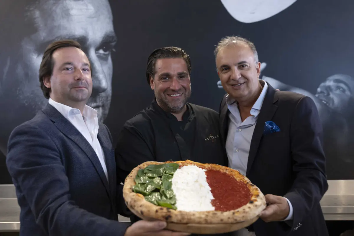 António Tavares, Antonio Mezzero e Luís Pedro Martins mostram um "protótipo" da piza