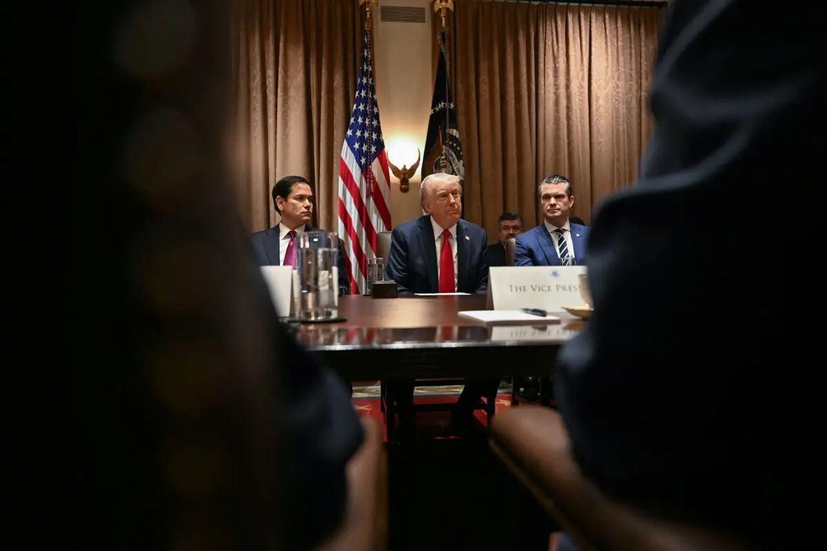 Donald Trump, o secretário de Estado Marco Rubio e o secretário da Defesa, Pete Hegseth