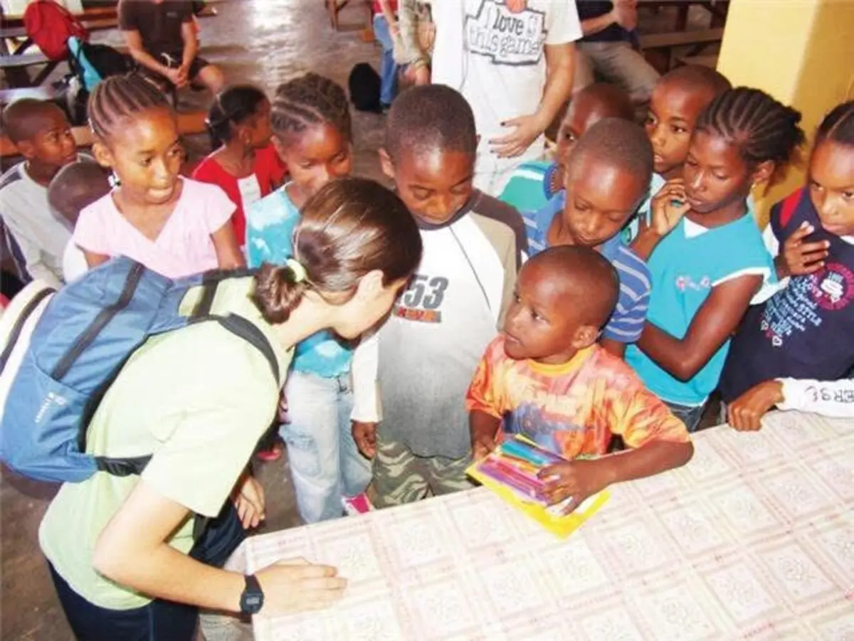 Missão solidária leva material escolar e desportivo a Cabo Verde.