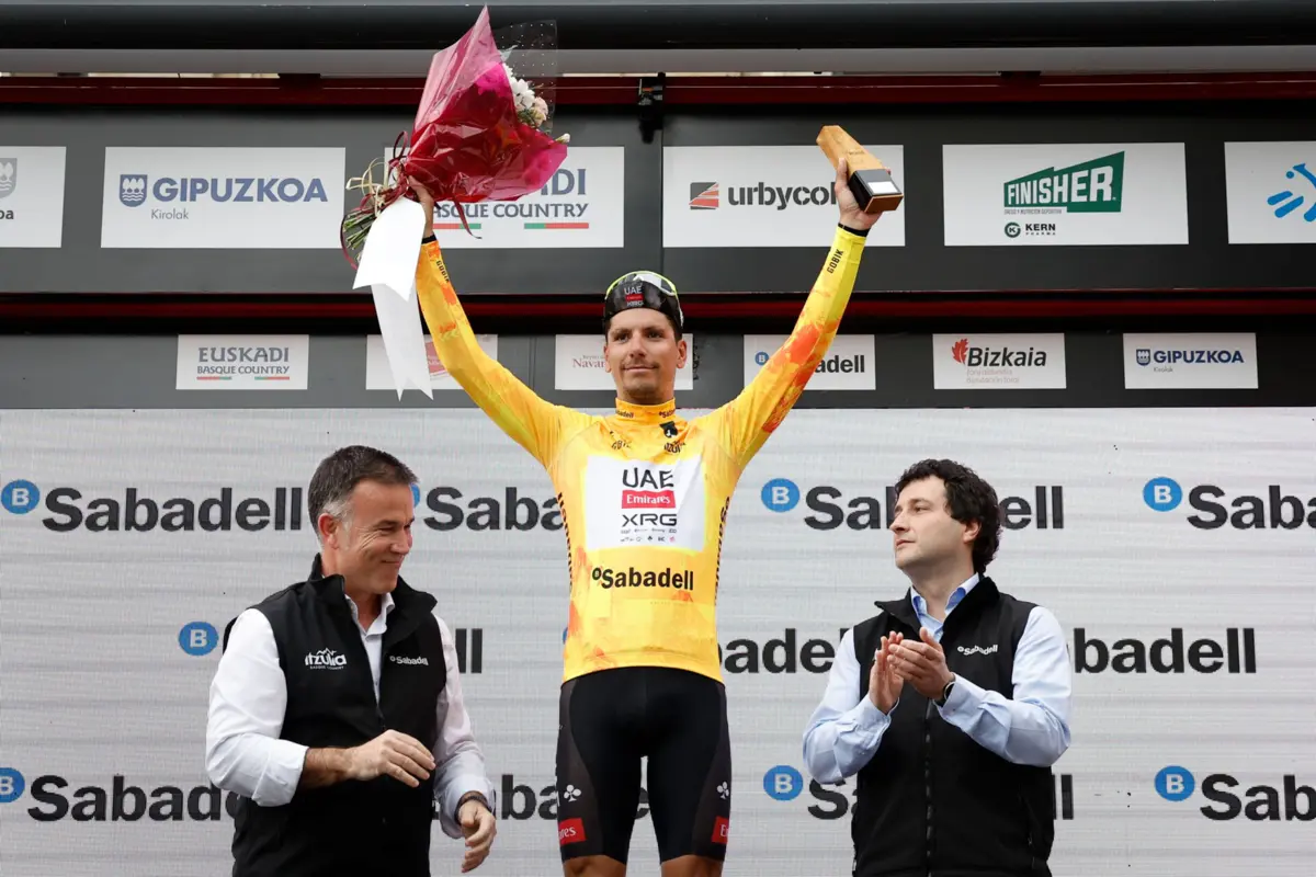 João Almeida segue com a camisola amarela