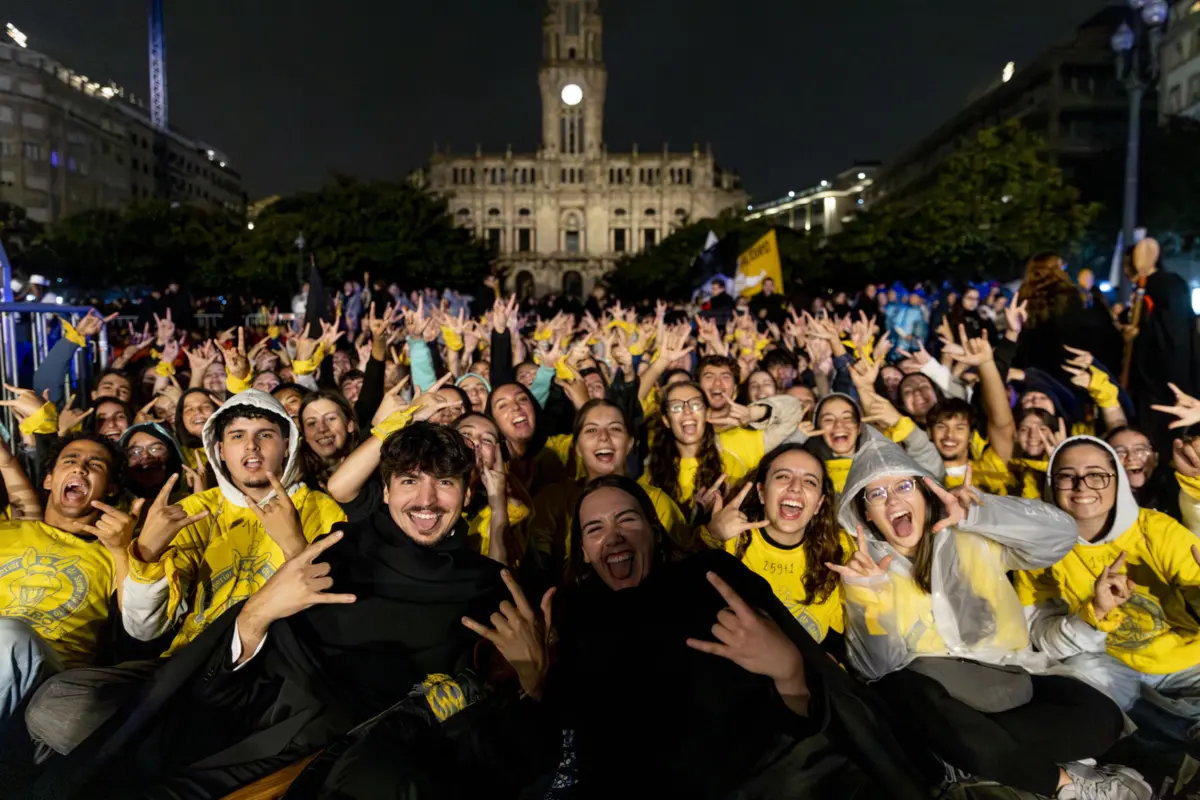 Semana de Receção ao Caloiro do Porto 2025 arrancou com uma serenata na Avenida dos Aliados