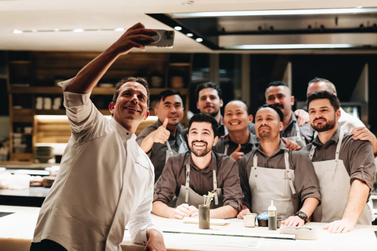 O chef Júlio Pereira (à frente) na companhia da equipa de cozinha de Fábio Pereira (à direira), no BAHR.