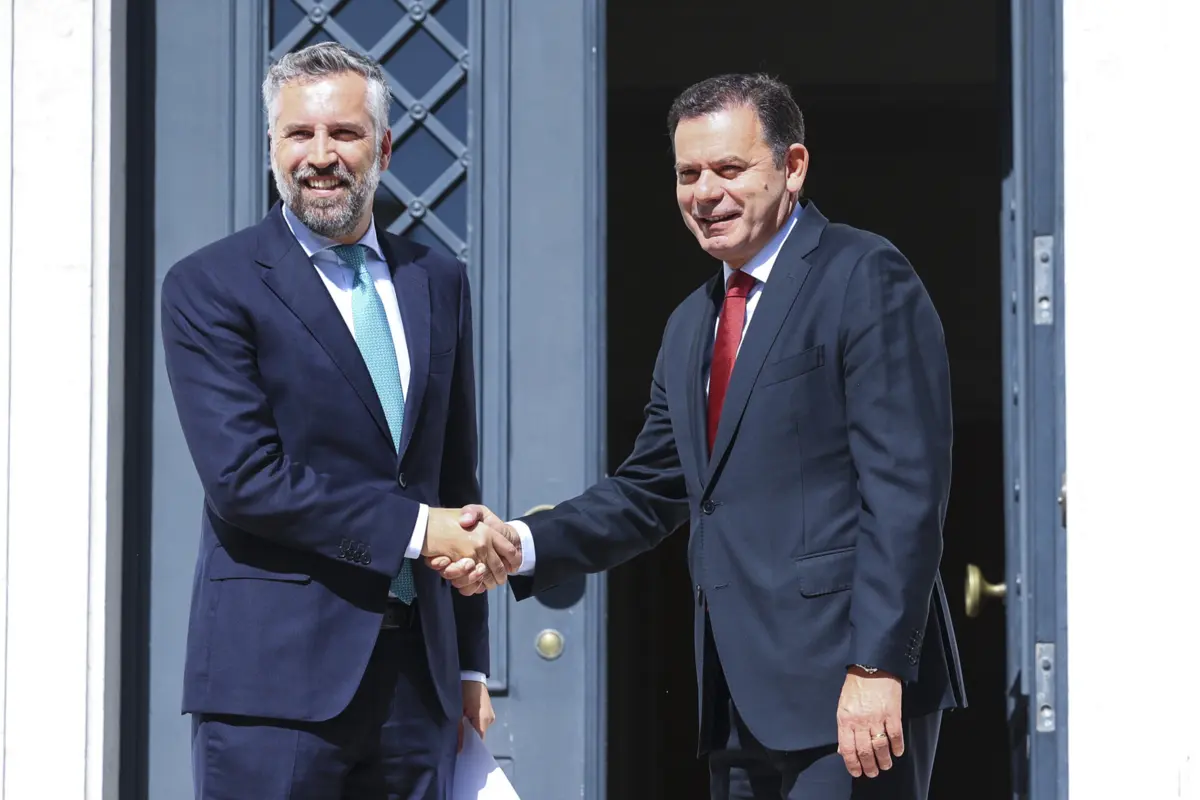 Imagem de contexto do artigo Governo pisca o olho ao PS: o que está em causa na descida do IRC e IRS Jovem