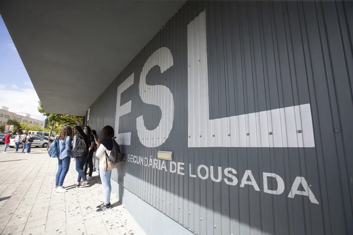 Alunos queixaram-se de náuseas e dores de cabeça