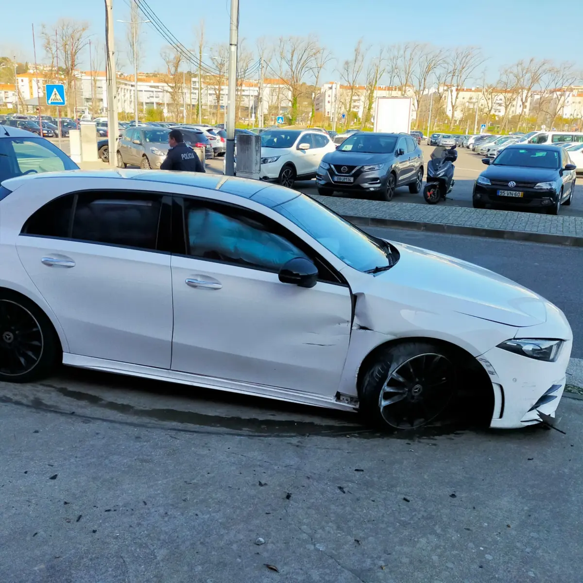 Veículo ficou danificado durante a fuga