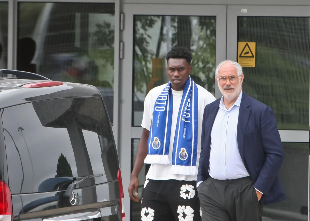 Samu ao lado de Zubizarreta, diretor desportivo do F. C. Porto