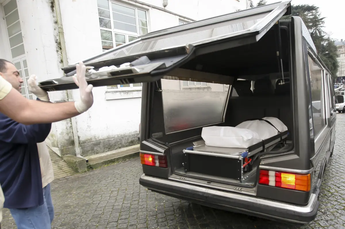 Funerárias só podem transportar cadáveres com certificado de óbito