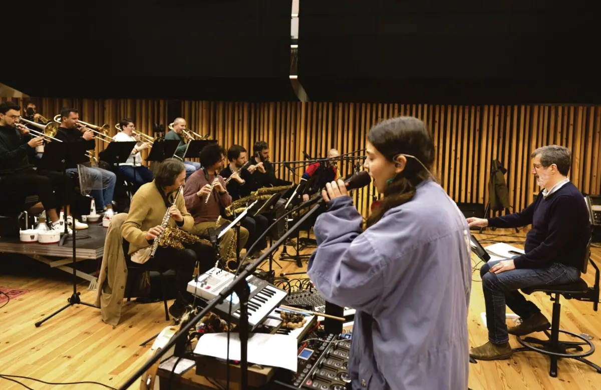 Cantora e compositora Ana Lua Caiano e o maestro Pedro Guedes (à direita), nos ensaios com a Orquestra Jazz de Matosinhos