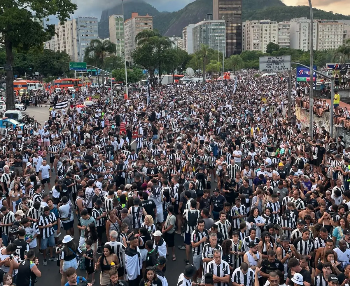 Multidão alvinegra encheu a Enseada de Botafogo