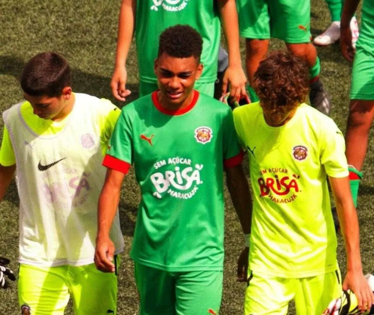 André foi confortado pelos colegas, depois de ter sido, alegadamente, visado por um elemento do staff do Câmara de Lobos