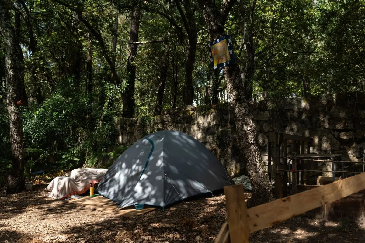 Tenda onde a vítima residia junto ao Hospital de Santos Silva e a Urbanização de Vila d'Este, em Gaia