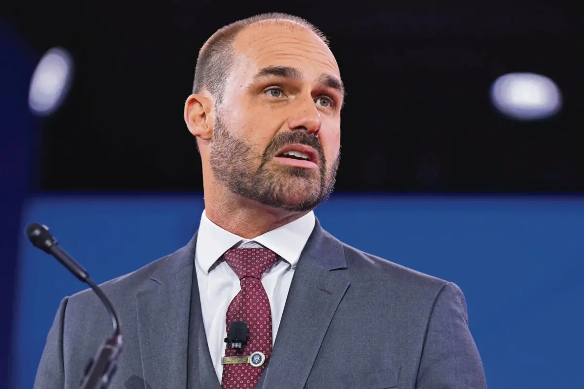 Eduardo Bolsonaro é acusado de usar violência ou ameaças graves para interferir num processo judicial