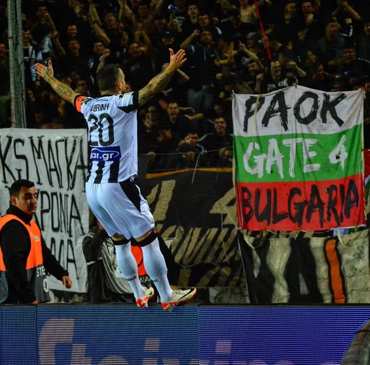 Vieirinha é um dos portugueses em festa no PAOK