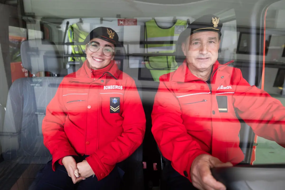 Inês Faria e António Pinto são os rostos da mistura de gerações que integram a corporação dos Bombeiros de Moreira da Maia