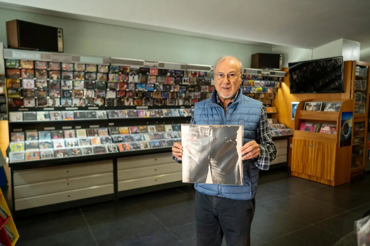 José Felgueiras com um LP dos The Rolling Stones, que inclui na capa um fecho-éclair