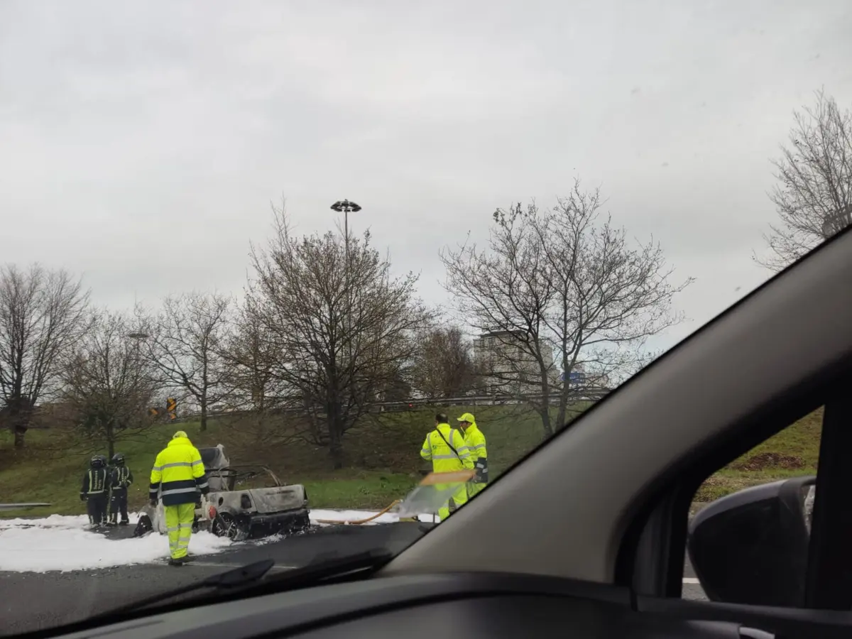 Carro incendiado provocou filas de trânsito na VCI