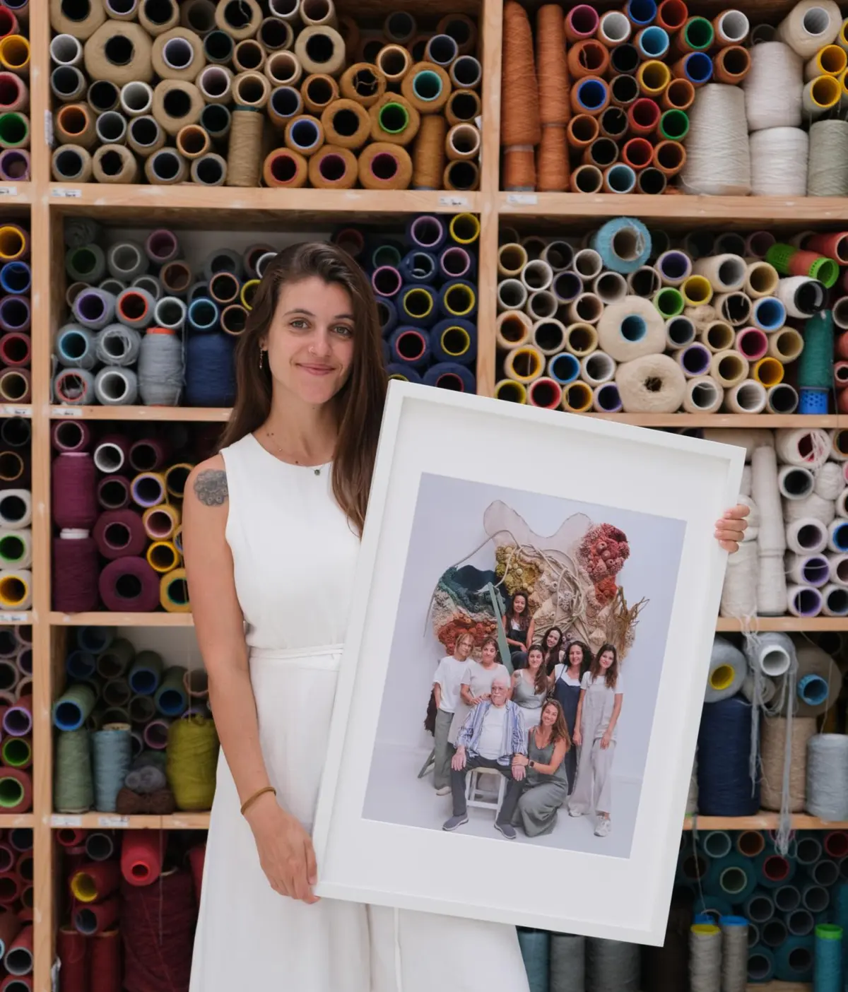 "Mergulho. As paisagens de Vanessa Barragão" é a exposição que a artista têxtil tem patente na praça central do Centro Colombo, em Lisboa, até 31 de agosto. A mostra reúne 32 obras, algumas peças inéditas, dessa sua arte que combina poesia visual, tradição artesanal e sustentabilidade