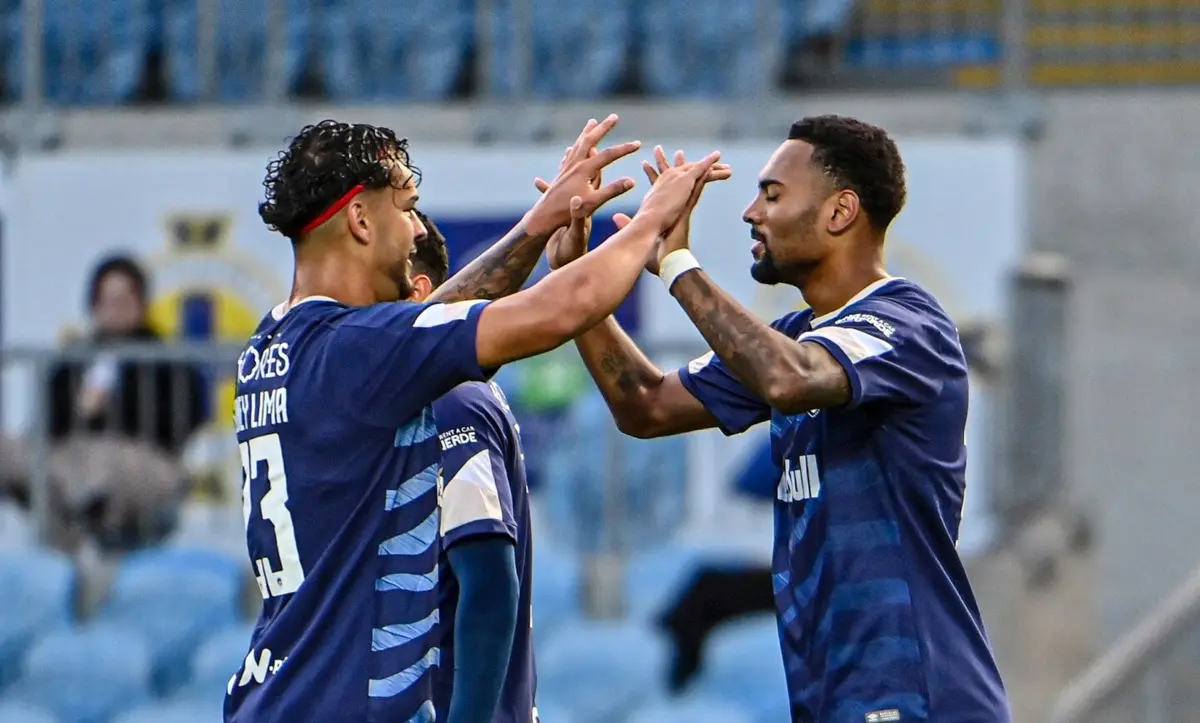 Wendel Silva, à direita, marcou o primeiro golo do Santa Clara