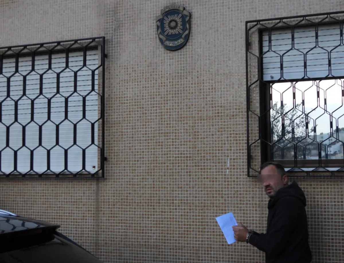 Um dos suspeitos a sair da PJ de Braga