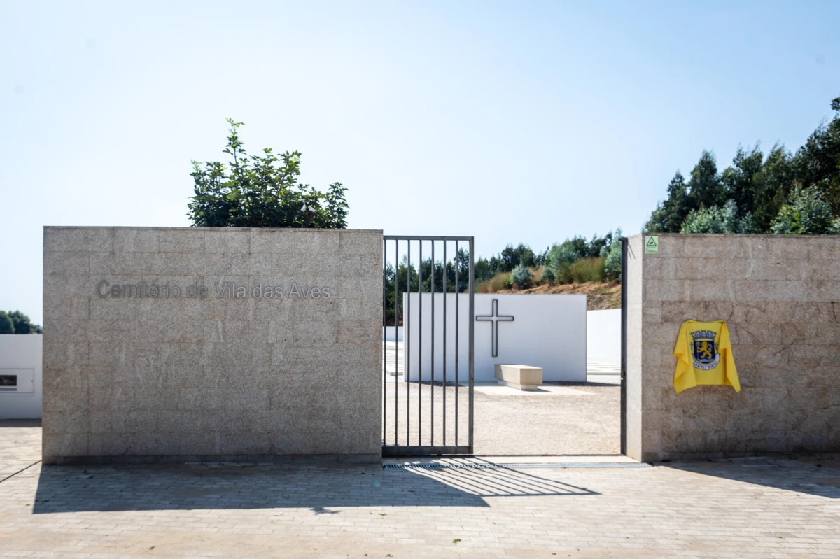 Cemitério de Vila das Aves ganhou dois cantões distintos e nova área de estacionamento.