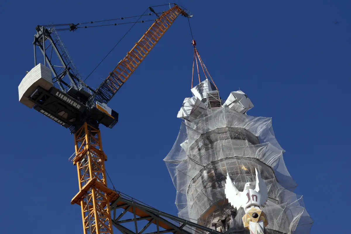 Colocação da última peça da cruz, nesta manhã