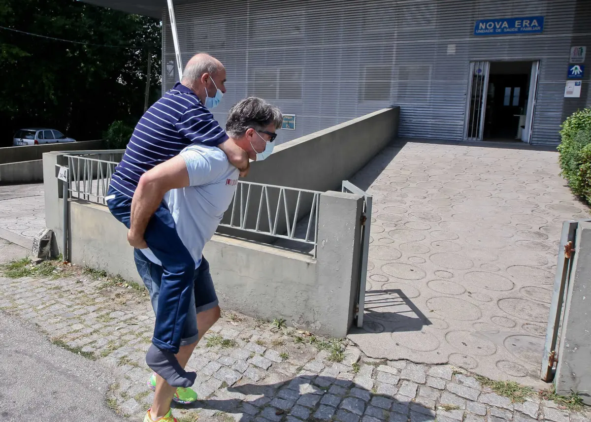 Depois do conflito com as profissionais, ex-advogado levou o pai às cavalitas até à unidade de saúde familiar