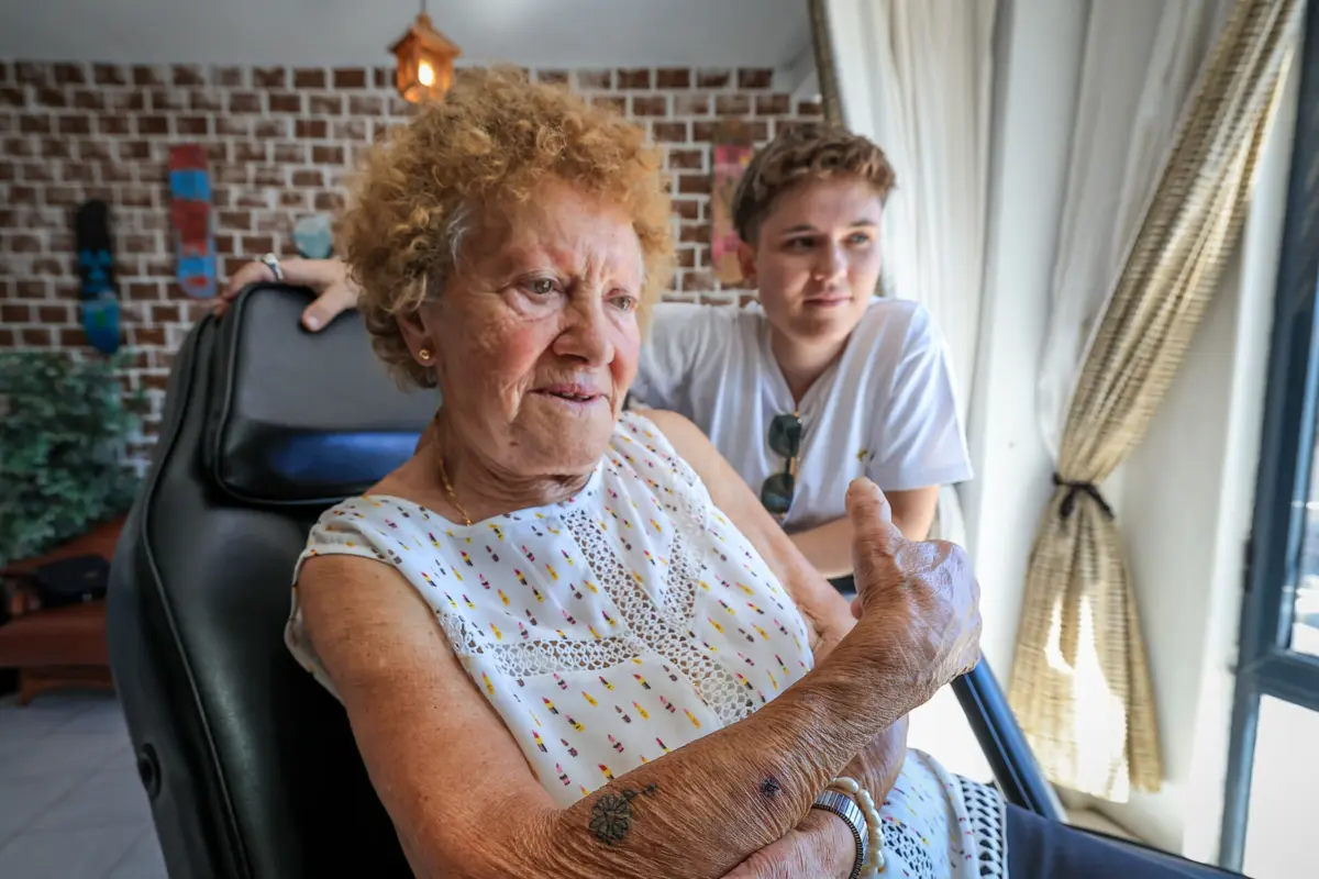 Maria, orgulhosa da sua tatuagem, junto da sobrinha Margarida